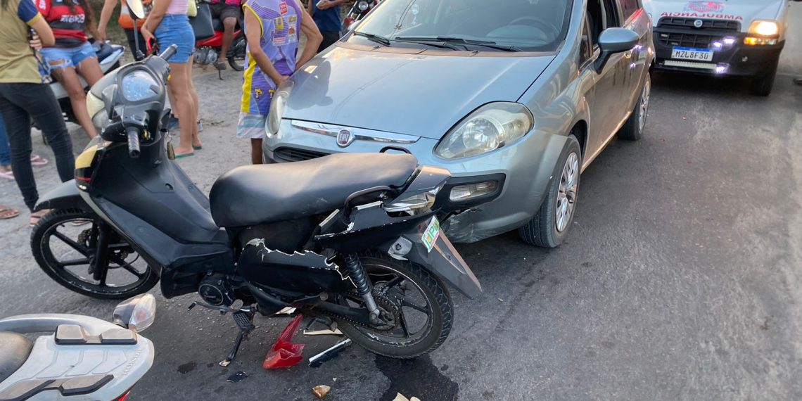 Duas mulheres ficam feridas após moto ser atingida por carro