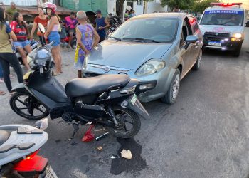 Duas mulheres ficam feridas após moto ser atingida por carro