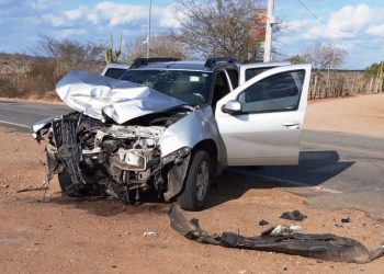 Dois homens são socorridos após colisão entre carro de passeio e caminhonete na BA 120
