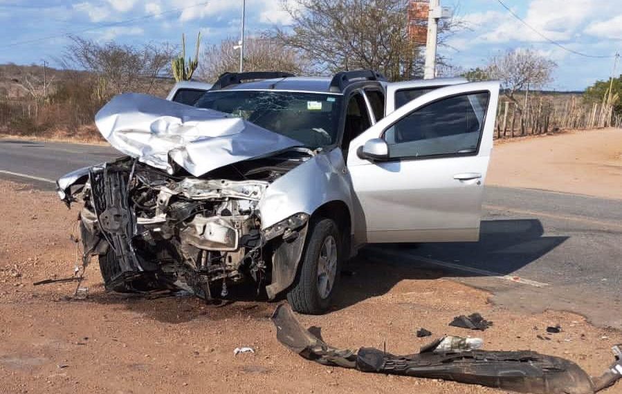 Dois homens são socorridos após colisão entre carro de passeio e caminhonete na BA 120