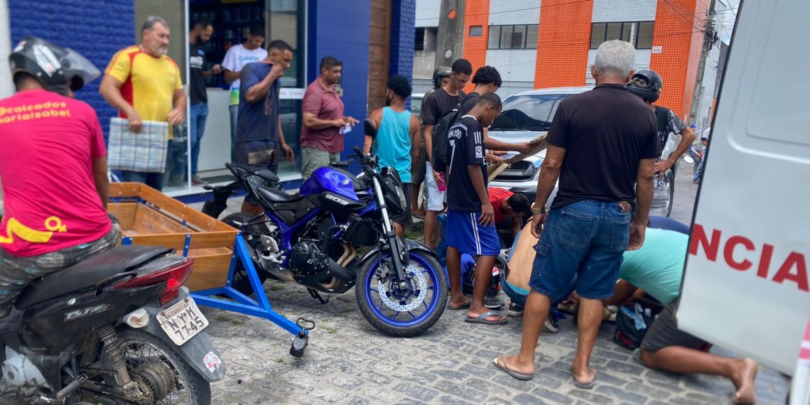 Dois acidentes de moto: Águia Resgate socorre homem depois de passar mal quando pilotava, e adolescente que sofreu queda ao colidir em porta de carro