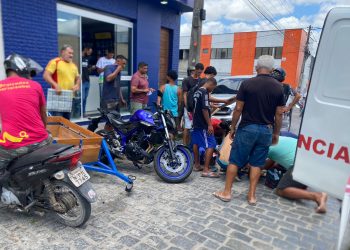 Dois acidentes de moto: Águia Resgate socorre homem depois de passar mal quando pilotava, e adolescente que sofreu queda ao colidir em porta de carro