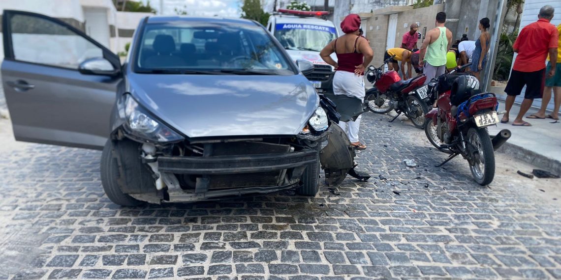 Adolescente tem ferimento e fratura graves na perna em colisão moto e carro