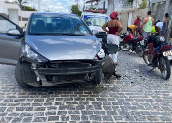 Adolescente tem ferimento e fratura graves na perna em colisão moto e carro