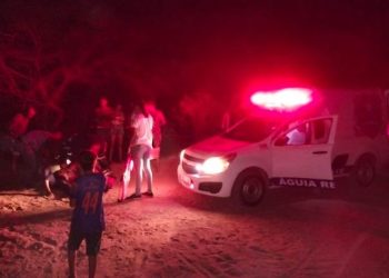 Homem fica ferido após motocicleta colidir em animal e cerca de arame