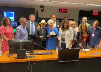 Emoção toma conta de homenagem a Zezéu Ribeiro na Câmara dos Deputados