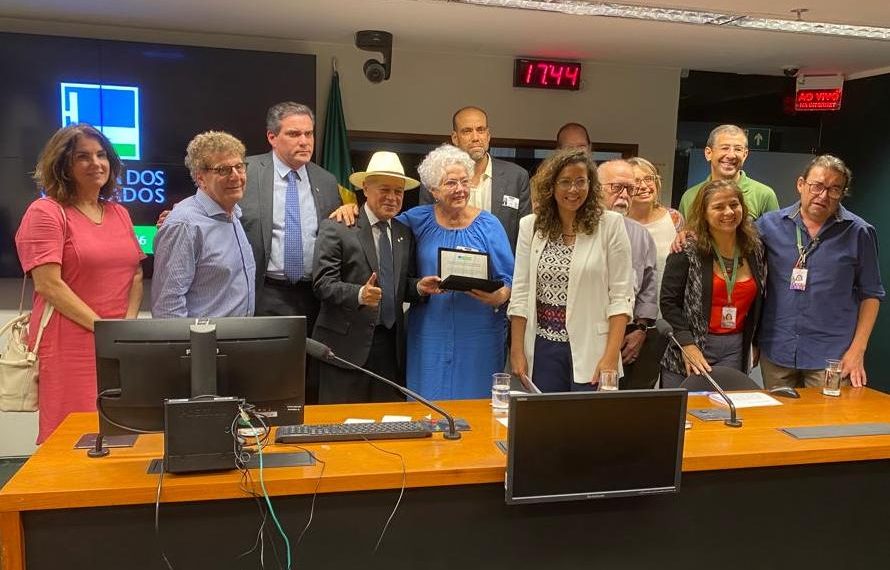 Emoção toma conta de homenagem a Zezéu Ribeiro na Câmara dos Deputados