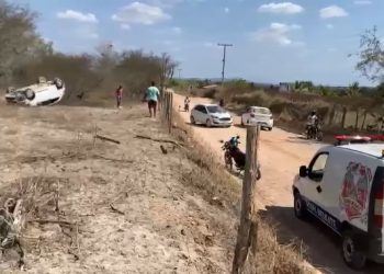 Vídeo – Motorista perde controle do veículo e capota dentro de fazenda após destruir cerca de arame