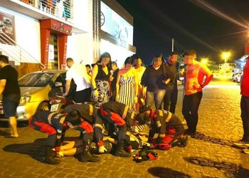 Mulher fica ferida após bater em porta de carro próximo a Pizzaria