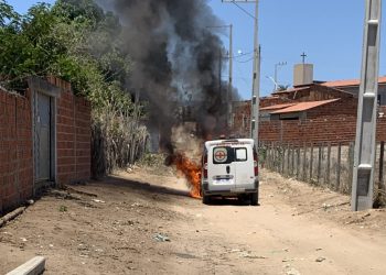 Ambulância do município pega fogo quando trafegava pela cidade