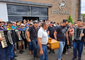 Ao som de várias sanfonas, corpo do músico “Cabelo de Milho” deixa velório para sepultamento