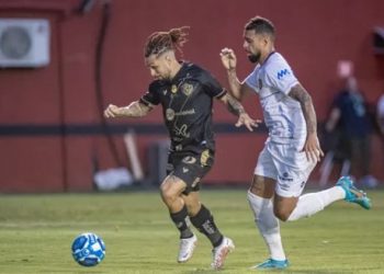 Em dia de festa, Vitória derrota o Sport e complica rival na luta pelo acesso