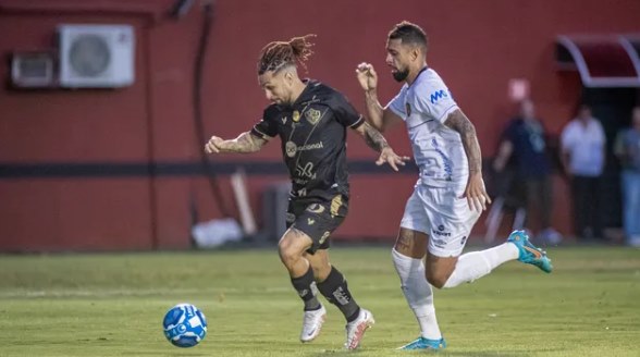 Em dia de festa, Vitória derrota o Sport e complica rival na luta pelo acesso