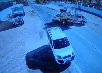 Câmera de segurança registra o exato momento da violenta colisão entre Renault Duster e F1000 na BA 120
