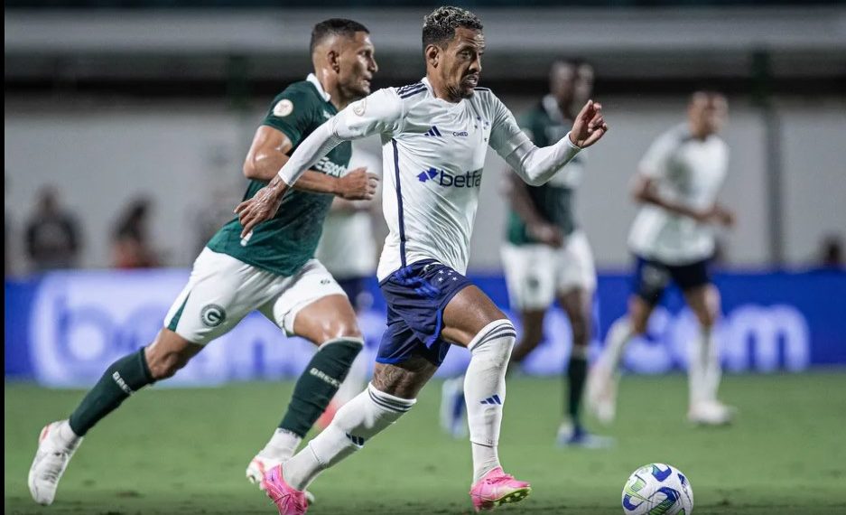 Cruzeiro vence o Goiás com gol nos acréscimos e empurra novamente o Bahia para o Z4