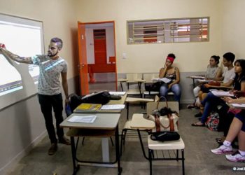 Incentivo para estudantes permanecerem no ensino médio é aprovado