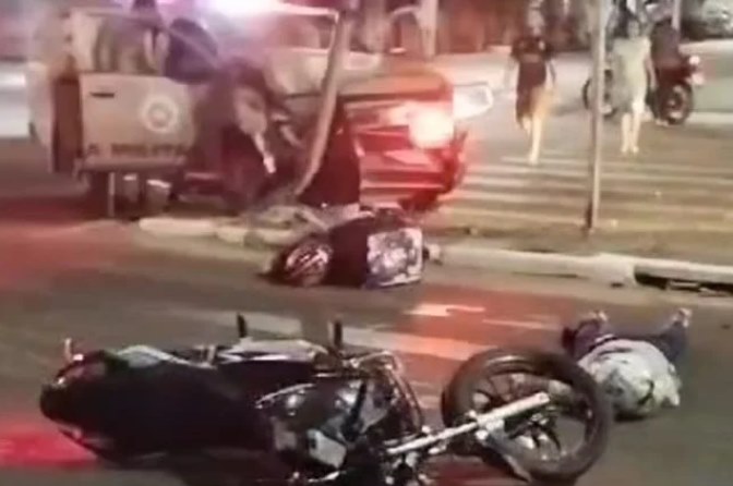 Feira: colisão entre viatura da PM e moto deixa seis feridos