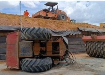 Feira: operador fica ferido após rolo compressor desabar de elevado na Avenida Transnordestina