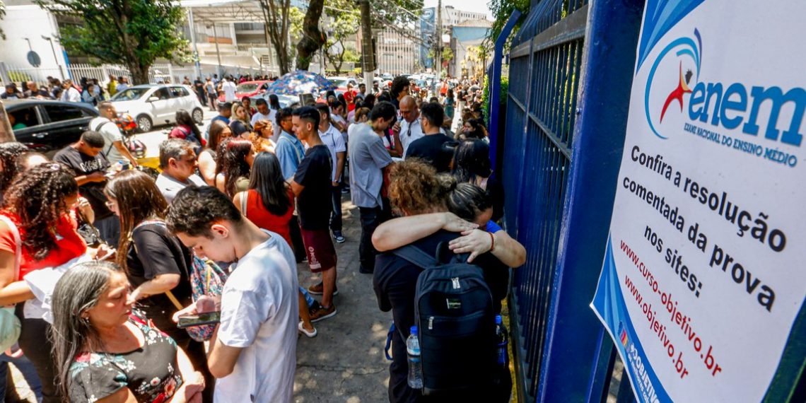 Primeira prova do Enem teve mais textos e nível de dificuldade médio