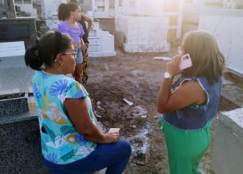 Familiares saem frustrados de cemitério por não encontrarem sepultura de entes queridos