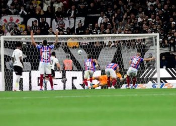 Bahia vence o Corinthians fora de casa com goleada histórica e deixa a zona de rebaixamento
