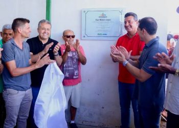 São Domingos – Prefeito Ilário Carneiro entrega dois veículos e pavimentação de rua