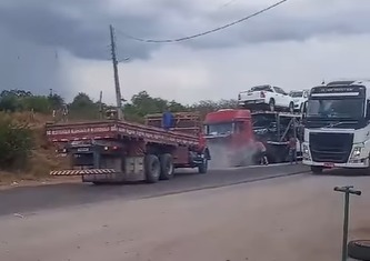 Caminhão-cegonha tem princípio de incêndio e fogo é debelado por caminhoneiros que passavam no momento