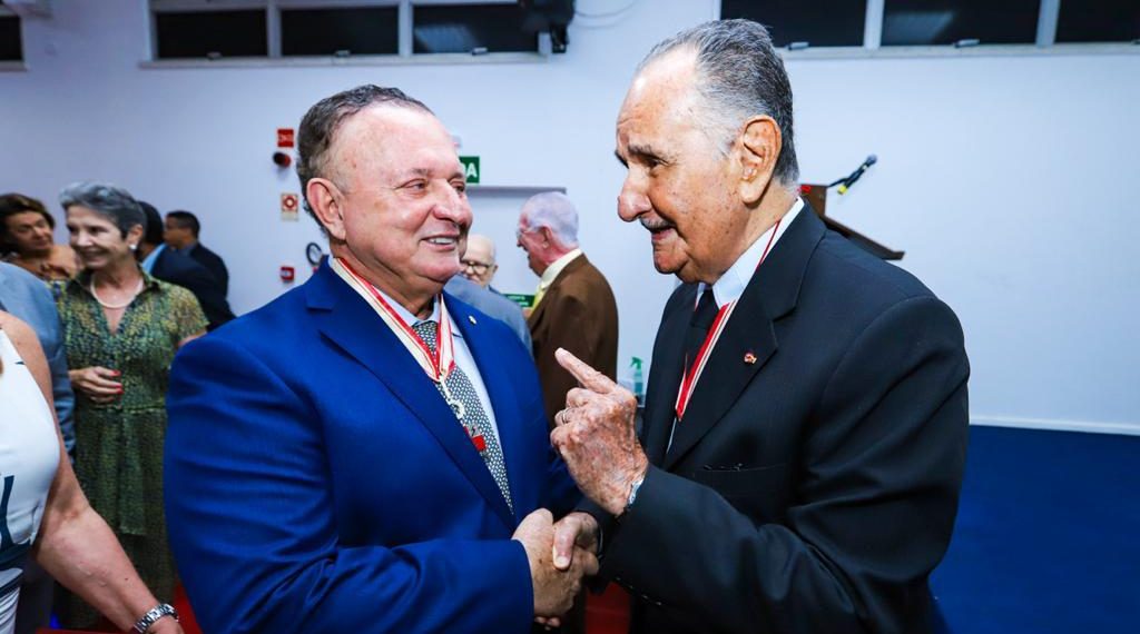 Adolfo Menezes recebe título de Comendador da Ordem do Mérito da Liga Baiana Contra o Câncer