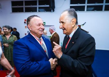 Adolfo Menezes recebe título de Comendador da Ordem do Mérito da Liga Baiana Contra o Câncer