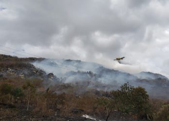 Caminhão carregado com sisal pega fogo e chamas atingem serras em Jacobina; aviões são usados para apagar incêndio