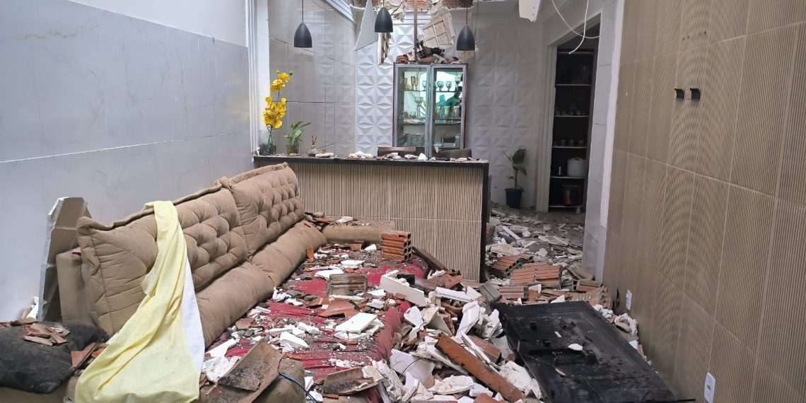 Chuva acompanhada de vento derruba telhado de prédio, atinge casas e deixa mulher ferida