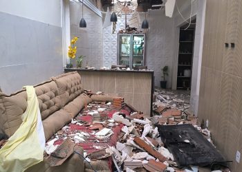 Chuva acompanhada de vento derruba telhado de prédio, atinge casas e deixa mulher ferida