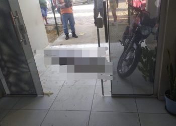 Homem aparentando sofrer surto psicótico invade posto de saúde armado com faca e morre