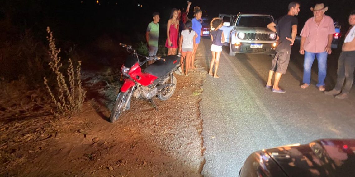 Duas mulheres ficam feridas em colisão envolvendo carro e moto na BA 411; vítimas são mãe e filha