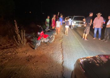 Duas mulheres ficam feridas em colisão envolvendo carro e moto na BA 411; vítimas são mãe e filha