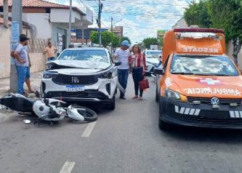 Motorista perde controle do carro e atinge outros dois veículos no centro da cidade