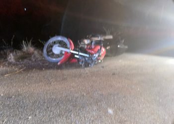 Colisão entre duas motos deixa três feridos na BA 120. Todos com fratura exposta na perna