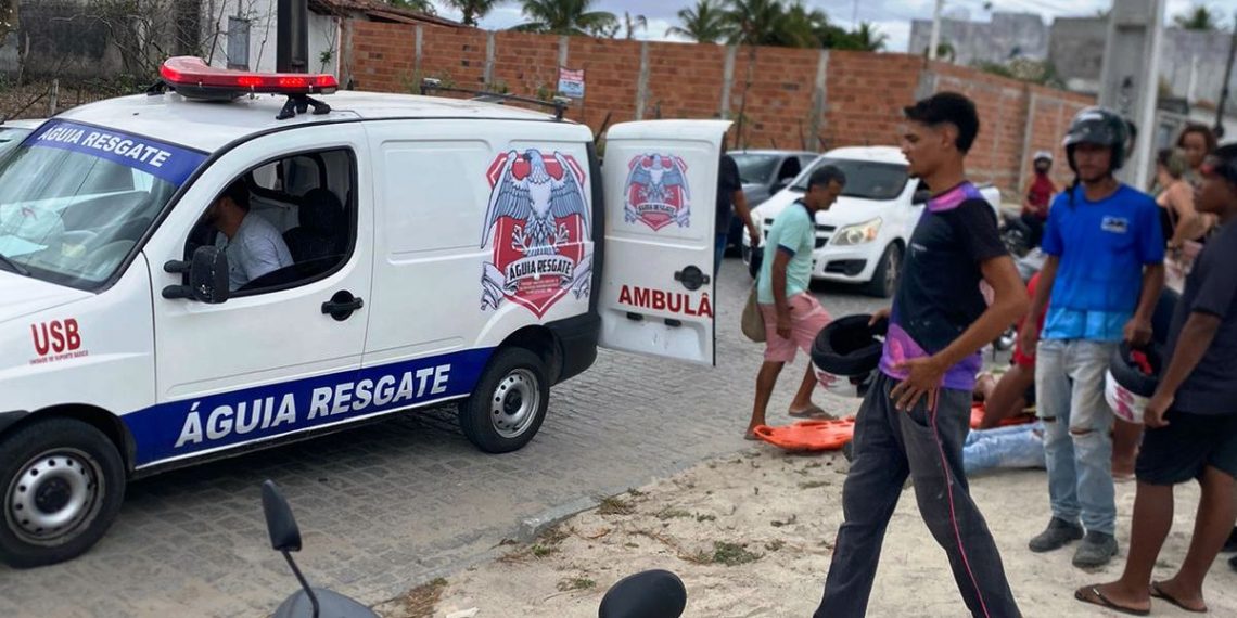 Jovens de 14 e 17 anos ficam feridos após moto colidir no fundo de carro da Prefeitura de Coité