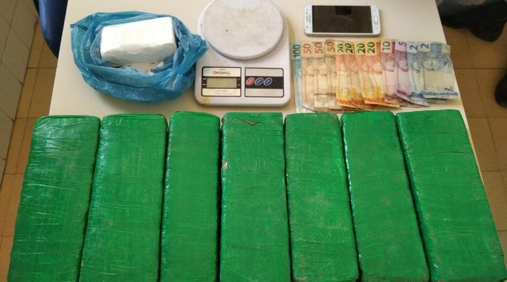 Polícia identifica autor de homicídio no Distrito São João, mas ele consegue fugir. Tablets análogos a maconha e pó branco à cocaína foram apreendidos