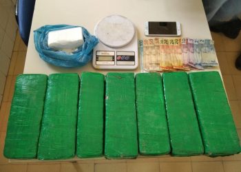 Polícia identifica autor de homicídio no Distrito São João, mas ele consegue fugir. Tablets análogos a maconha e pó branco à cocaína foram apreendidos