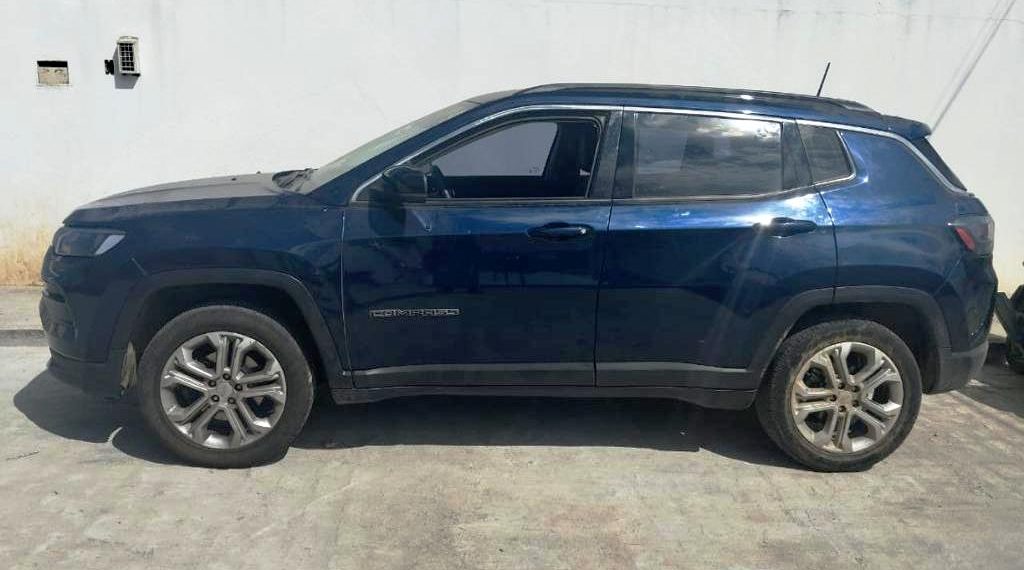 Polícia recupera carro com restrição de furto/roubo em frente de oficina