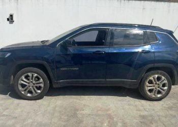 Polícia recupera carro com restrição de furto/roubo em frente de oficina