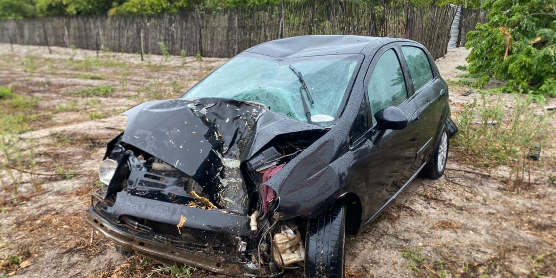 Motorista fica ferido após perder controle do veículo e colidir em árvore às margens da BA 120