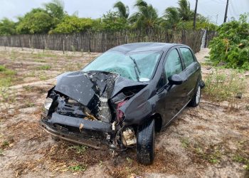 Motorista fica ferido após perder controle do veículo e colidir em árvore às margens da BA 120