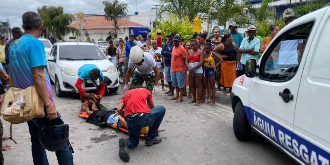 Duas jovens são socorridas pelo Águia vítimas de acidente de moto na Praça da Babilônia
