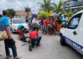 Duas jovens são socorridas pelo Águia vítimas de acidente de moto na Praça da Babilônia