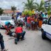 Duas jovens são socorridas pelo Águia vítimas de acidente de moto na Praça da Babilônia
