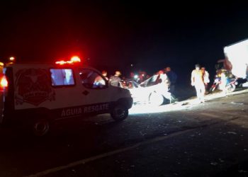 Acidente gravíssimo envolvendo caminhão e Gol deixa dois feridos na BA 120