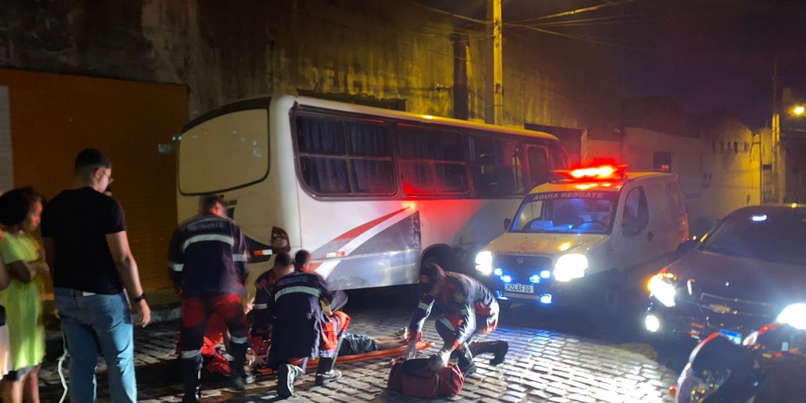 Homem fica ferido após colidir moto em micro-ônibus parado