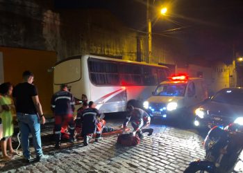 Homem fica ferido após colidir moto em micro-ônibus parado